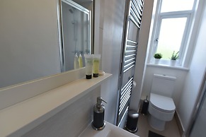 First - Meadowbank House Apartment