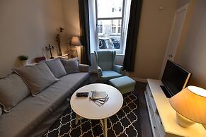 First - Meadowbank House Apartment