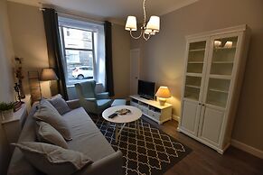 First - Meadowbank House Apartment