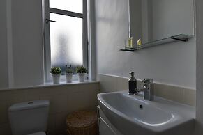 First - Meadowbank House Apartment