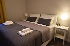 First - Meadowbank House Apartment