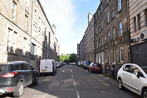 First - Meadowbank House Apartment