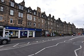 First - Meadowbank House Apartment