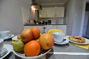 First - Meadowbank House Apartment