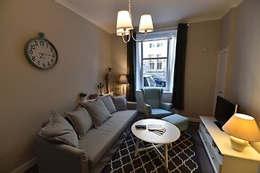 First - Meadowbank House Apartment