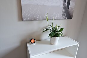 First - Meadowbank House Apartment