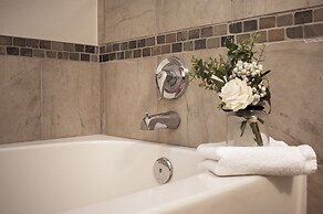 Founders Pointe 1 bedroom  Condo by RedAwning