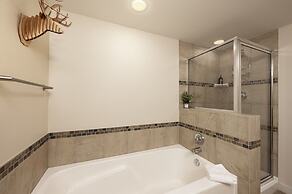 Founders Pointe 1 bedroom  Condo by RedAwning