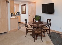 Dog-friendly 2br At The Lodge At Vail- Book By 11/1 2 Bedroom Condo by