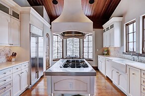 Gorgeous 5 Bedroom Private Chalet in Vail Village by RedAwning - Save 