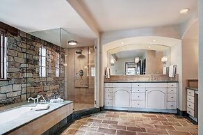 Gorgeous 5 Bedroom Private Chalet in Vail Village by RedAwning - Save 