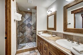 5BR Alpine Luxury Home with Private Hot Tub by RedAwning - Save 20% on