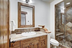 5BR Alpine Luxury Home with Private Hot Tub by RedAwning - Save 20% on