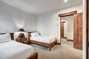 5BR Alpine Luxury Home with Private Hot Tub by RedAwning - Save 20% on