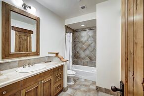 5BR Alpine Luxury Home with Private Hot Tub by RedAwning - Save 20% on