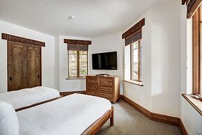 5BR Alpine Luxury Home with Private Hot Tub by RedAwning - Save 20% on