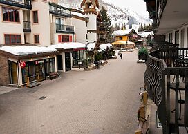 Relaxing 1 Bedroom Condo with Premium Amenities by RedAwning - Save 20