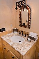 Relaxing 1 Bedroom Condo with Premium Amenities by RedAwning - Save 20