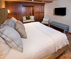 Relaxing 1 Bedroom Condo with Premium Amenities by RedAwning - Save 20