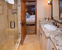 Relaxing 1 Bedroom Condo with Premium Amenities by RedAwning - Save 20