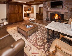 Relaxing 1 Bedroom Condo with Premium Amenities by RedAwning - Save 20