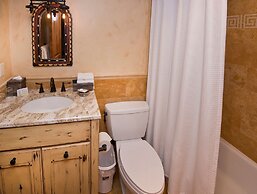 Relaxing 1 Bedroom Condo with Premium Amenities by RedAwning - Save 20