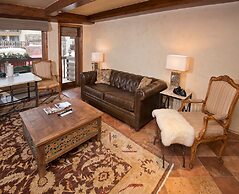 Relaxing 1 Bedroom Condo with Premium Amenities by RedAwning - Save 20