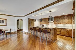 Arrabelle Luxury 4 BR Condo- Close To The Mountain by RedAwning - Save