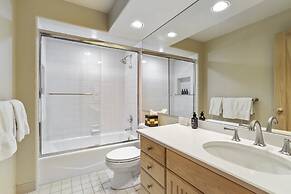 Scenic Penthouse  For 10, Ski In At Pines Lodge 3 Bedroom Condo by Red