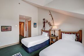 Scenic Penthouse  For 10, Ski In At Pines Lodge 3 Bedroom Condo by Red