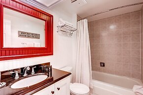 Spacious, Upgraded 2 Bdr W/ Fireplace & Hot Tub Access 2 Bedroom Condo