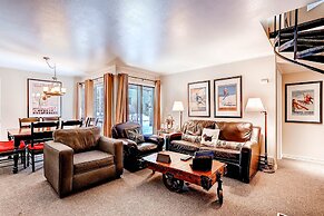 Spacious, Upgraded 2 Bdr W/ Fireplace & Hot Tub Access 2 Bedroom Condo