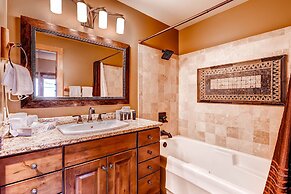 Upgraded 2bdr In Ge/walk To Slopes, Fireplace & Balcony 2 Bedroom Cond