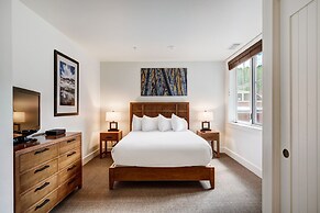 Spacious 4 Bedroom  Steps From Winter Activities Condo by RedAwning