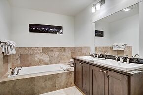 Spacious 4 Bedroom  Steps From Winter Activities Condo by RedAwning