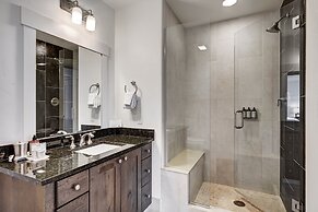 Spacious 4 Bedroom  Steps From Winter Activities Condo by RedAwning