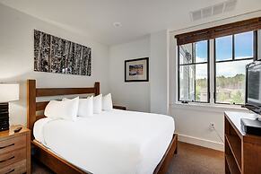 Spacious 4 Bedroom  Steps From Winter Activities Condo by RedAwning