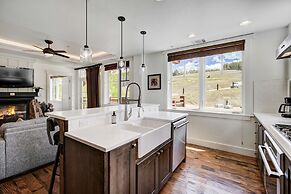 Spacious 4 Bedroom  Steps From Winter Activities Condo by RedAwning