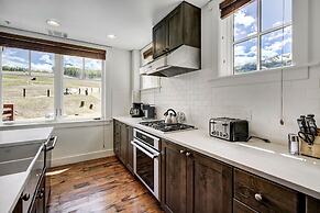 Spacious 4 Bedroom  Steps From Winter Activities Condo by RedAwning