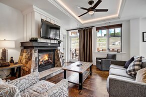 Spacious 4 Bedroom  Steps From Winter Activities Condo by RedAwning