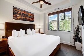 Spacious 4 Bedroom  Steps From Winter Activities Condo by RedAwning