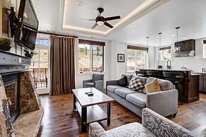 Spacious 4 Bedroom  Steps From Winter Activities Condo by RedAwning