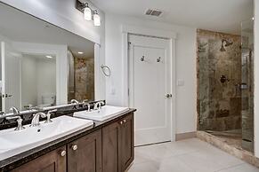 Spacious 4 Bedroom  Steps From Winter Activities Condo by RedAwning