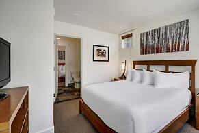 Spacious 4 Bedroom  Steps From Winter Activities Condo by RedAwning