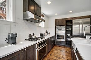 Spacious 4 Bedroom  Steps From Winter Activities Condo by RedAwning