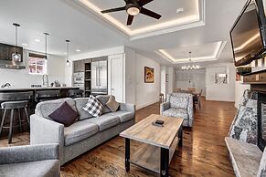 Spacious 4 Bedroom  Steps From Winter Activities Condo by RedAwning