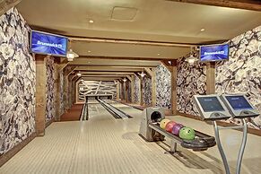 Spacious 4 Bedroom  Steps From Winter Activities Condo by RedAwning