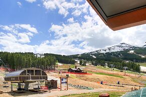 Spacious 4 Bedroom  Steps From Winter Activities Condo by RedAwning