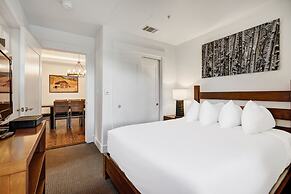 Spacious 4 Bedroom  Steps From Winter Activities Condo by RedAwning