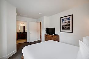 Spacious 4 Bedroom  Steps From Winter Activities Condo by RedAwning